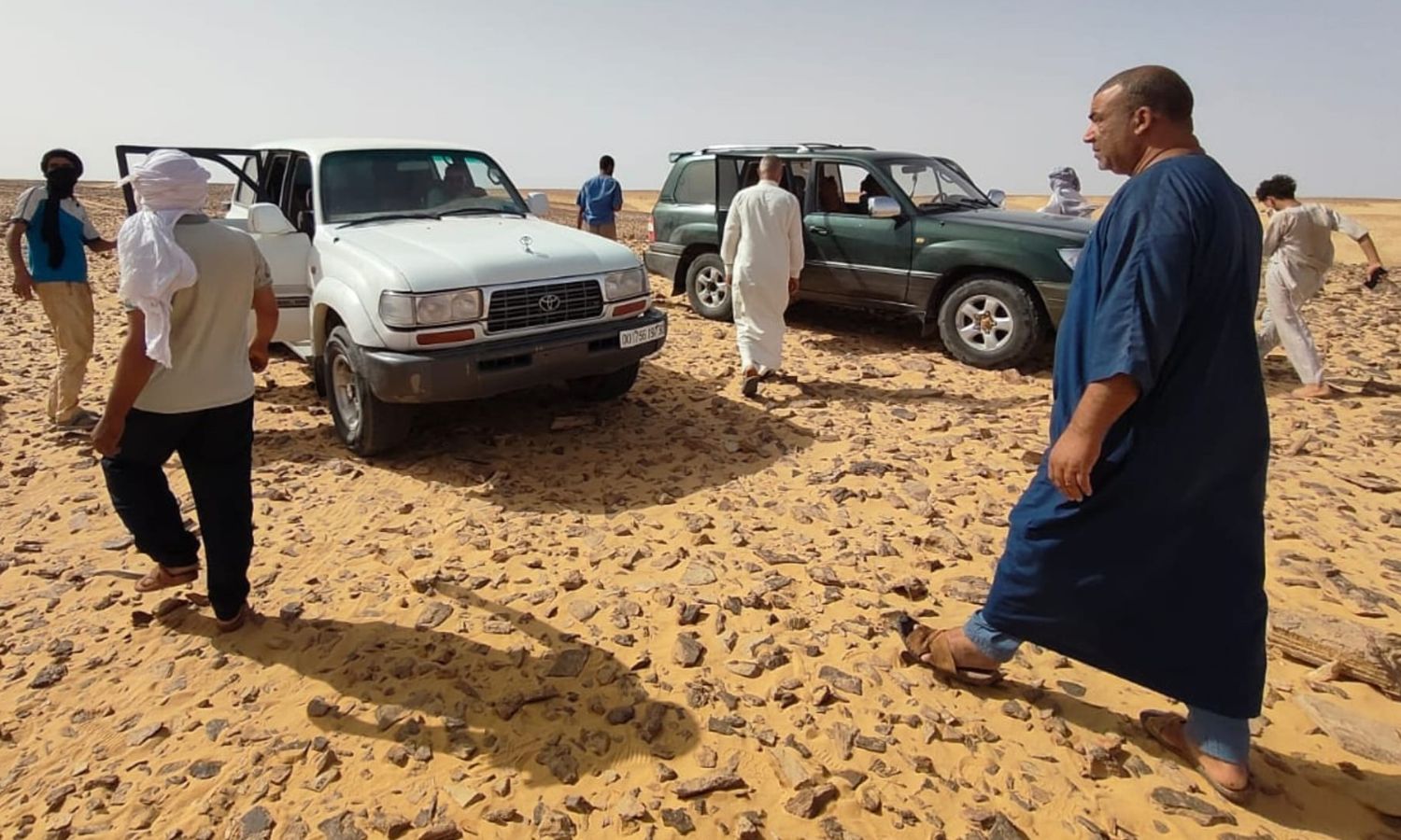 لحظة عثور فريق غوث الجزائري عن جثث سوريين في صحراء الجزائر- 7 من تموز 2024 (جمعية النجمة غوث للبحث والإنقاذ)