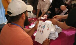 سكان بلدة الدرباسية ينتخبون أعضاء مجالس البلدية في إطار انتخابات تمهيدية في مناطق 
الإدارة الذاتية- أيار 2024 (الشرق الأوسط)