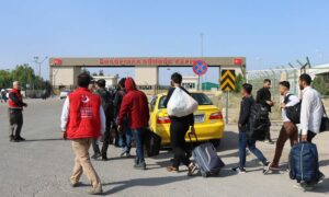 سوريون عائدون إلى سوريا من معبر أونجو بينار في الجانب التركي المقابل لمعبر باب السلامة المؤدي إلى شمالي حلب (الأناضول)