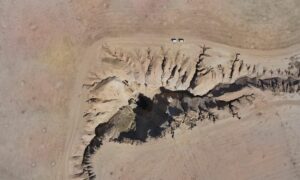 صور مركبة لحفرة الهوتة التقطت بواسطة طائرة مسيّرة - (28 أيلول 2019 هيومن رايتس ووتش)