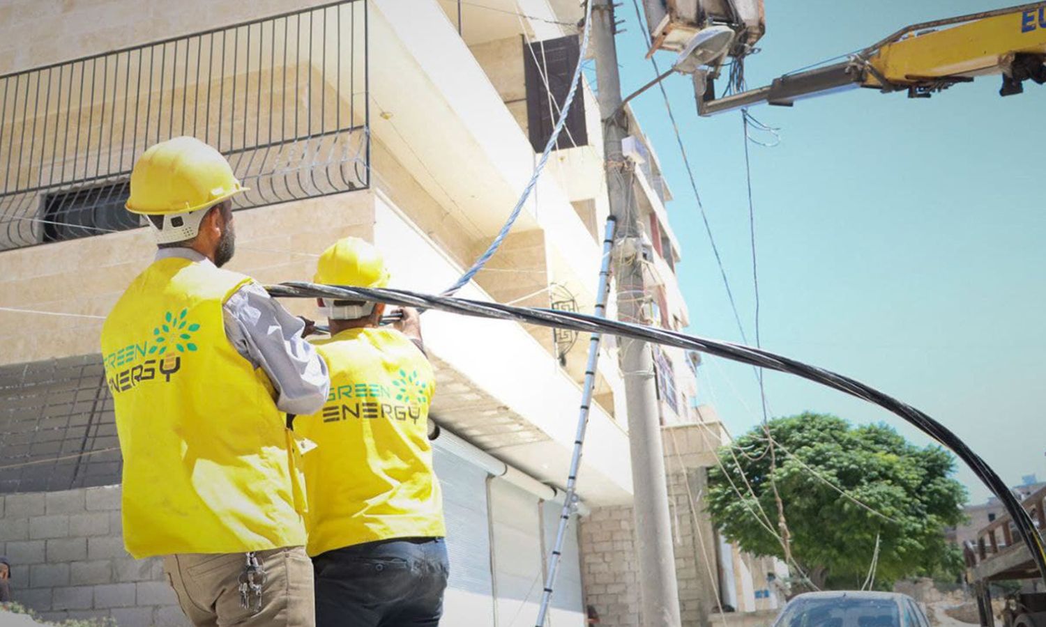 عمليات توصيل الكهرباء في مدينة سلقين شمالي إدلب من قبل عمال شركة - 17 حزيران 2021 (Green Energy)