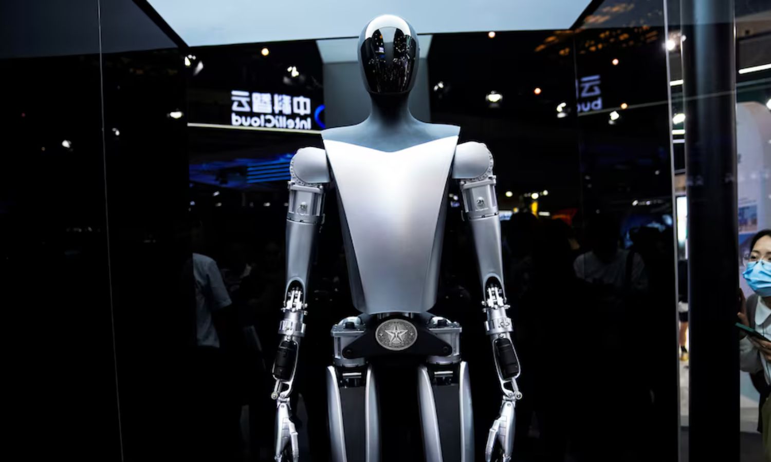 روبوت من شركة تسلا عرض في الصين نهاية 2023 (رويترز)