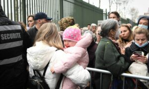 لاجئون أمام مركز مخصص لهم في فرنسا- 2022 (AFP)