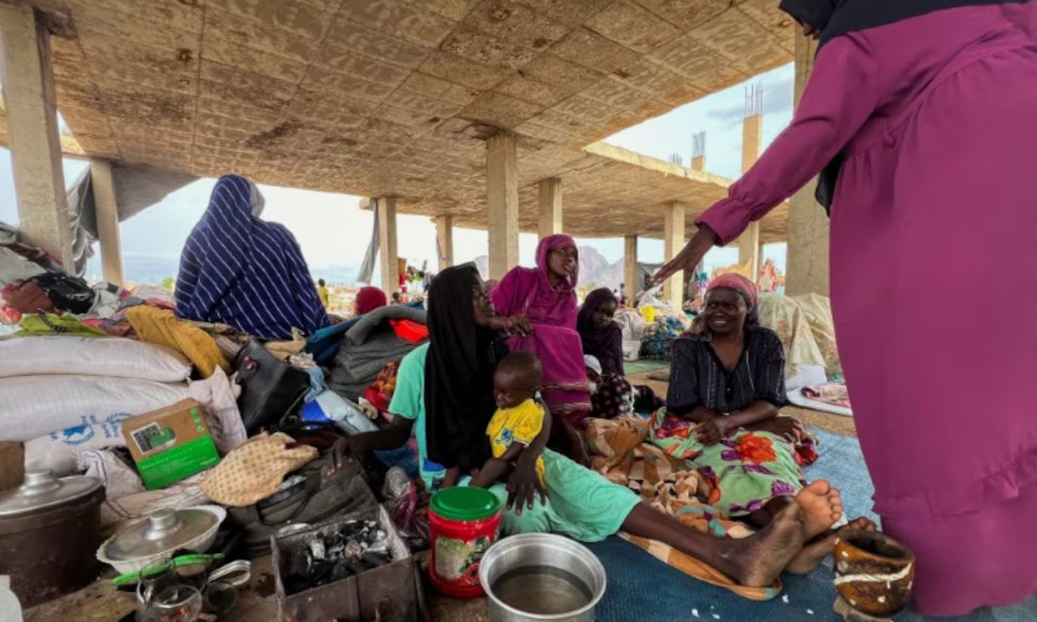 عائلات سودانية نازحة بسبب تقدم بوات "الدعم السريع" في ولايتي الجزيرة وسنار، في السودان، وتلجأ للنزوح بولاية كسلا السودانية- 10 من تموز 2024 (رويترز)