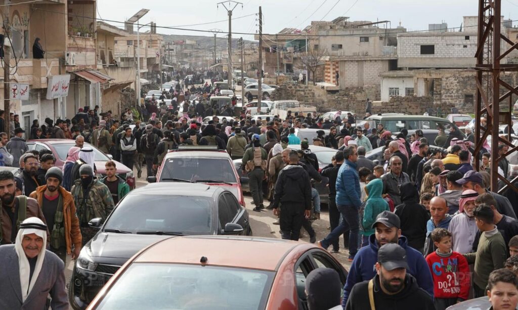 مدنيون ومقاتلون محليون خلال صلح عشائري في بلدة محجة شمالي درعا- 13 من شباط 2024 (bosra press/ فيس بوك)