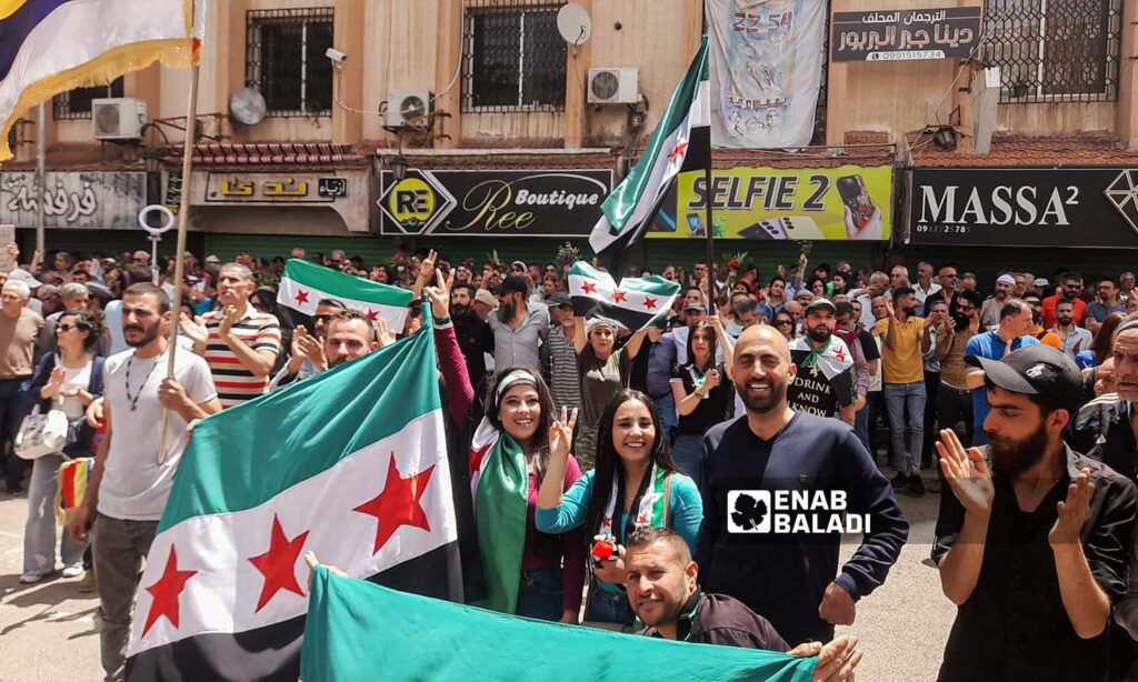 شابات وشبان يشاركون في حراك السويداء السلمي المتواصل منذ آب 2023 بمشاركة مختلف مكونات المجتمع- 10 من أيار 2024 (عنب بلدي)