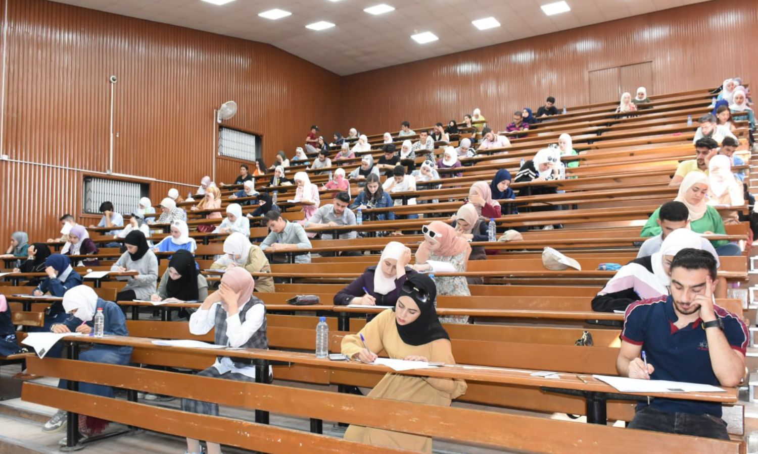 طلاب كلية العلوم في جامعة دمشق وهم يجرون امتحانات - 11 تموز 2024 (جامعة دمشق)