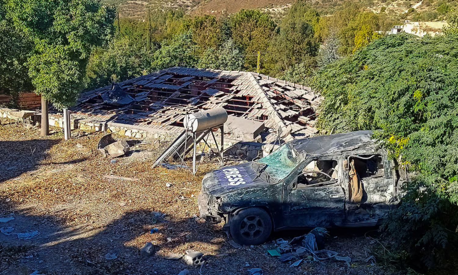 آثار الدمار بعد قصف إسرائيلي على مقر يتواجد فيه صحفيين في بلدة حاصبيا جنوب لبنان- 25 تشرين الأول 2024 (رويترز)