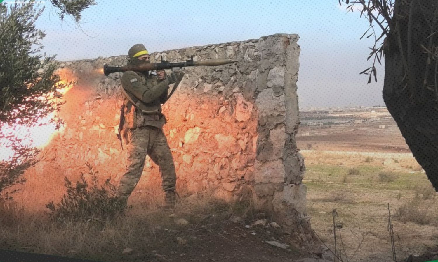 أحد المقاتلين ضمن فصائل المعارضة يطلق قذيفة على جيش النظام السوري غربي حلب - 27 من تشرين الثاني 2024 (الإعلام العسكري ميديا/ لقطة شاشة)