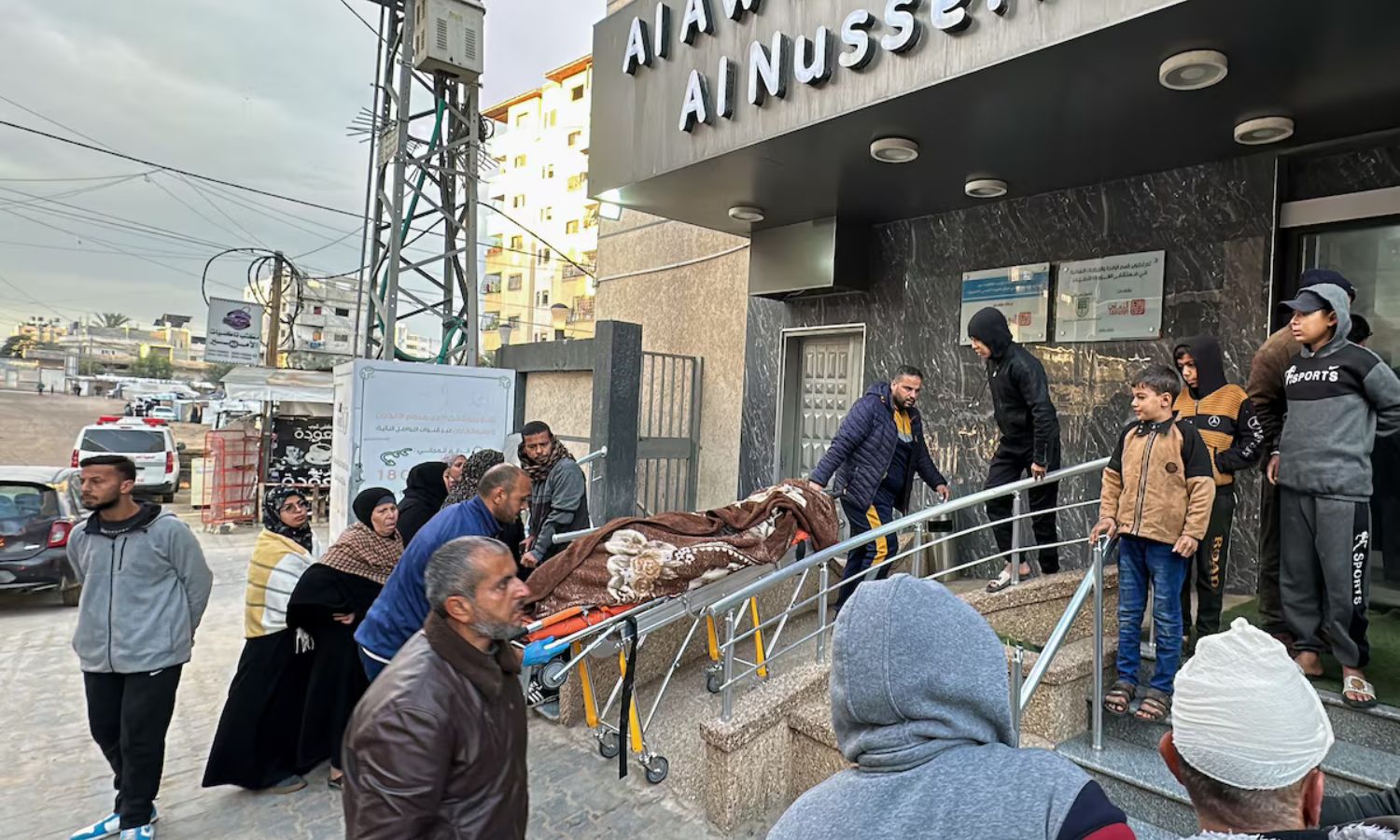 أشخاص ينقلون جثمان فلسطيني في مستشفى بعد غارة إسرائيلية على مخيم النصيرات وسط قطاع غزة- 29 تشرين الثاني 2024 (رويترز)