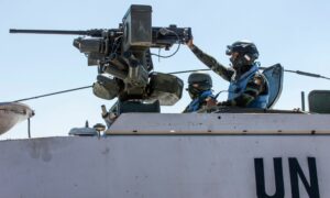 عناصر من قوات حفظ السلام التابعة للأمم المتحدة (UNDOF) على الحدود السورية مع الجولان المحتل - (فرانس برس)
