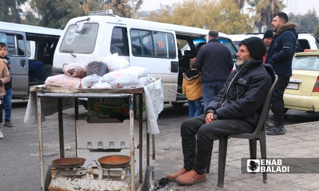 بائع متجول بسوق باب جنين في مدينة حلب شمالي سوريا - 15 من كانون الأول - 2024 (عنب بلدي/ وليد الإدلبي)