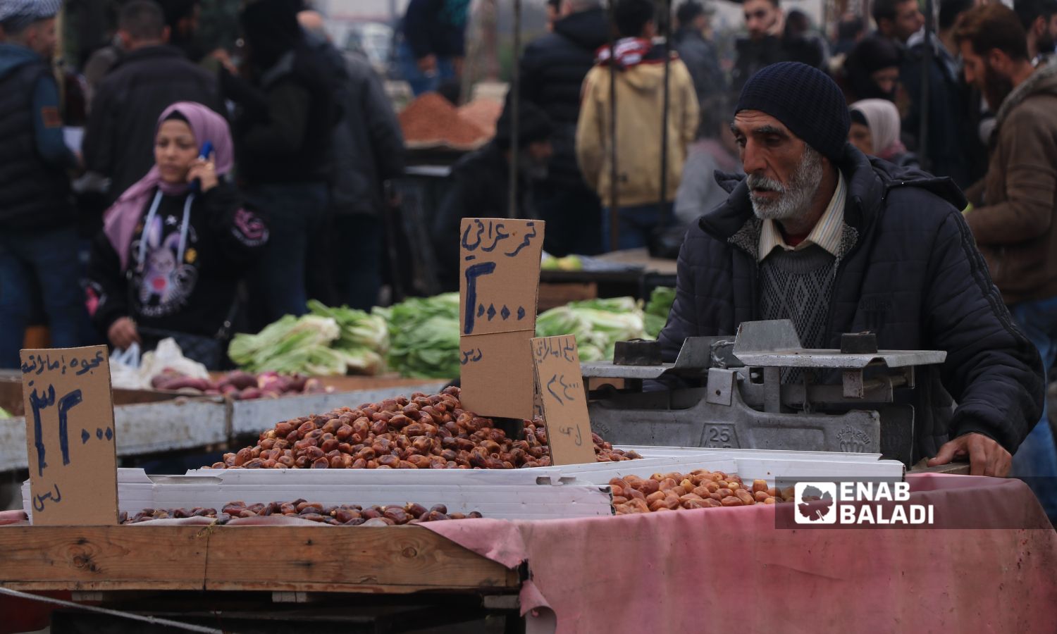 بائع في سوق حي باب جنين بمدينة حلب - 15 كانون الأول 2024 (عنب بلدي/ وليد الإدلبي)