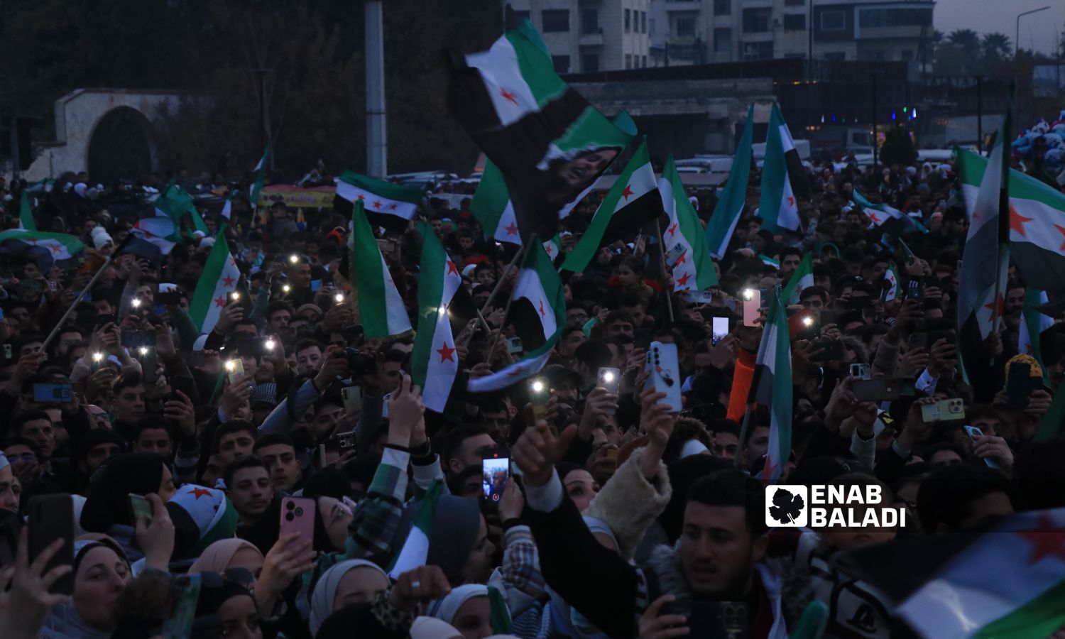 ردد المحتفلون أناشيد الثورة السورية وسط مدينة حلب - 21 كانون الأول 2024 (عنب بلدي/ وليد الإدلبي)