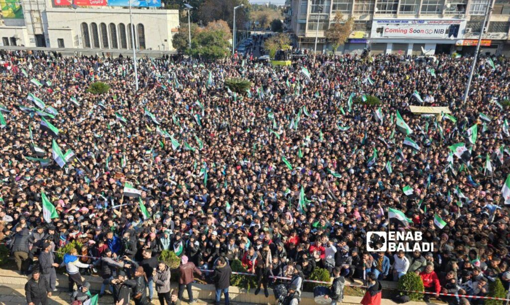 آلاف السوريين في حماة يحتفلون بسقوط النظام - 13 كانون الأول 2024 (عنب بلدي/ إياد عبد الجواد)