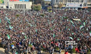 آلاف السوريين في حماة يحتفلون بسقوط النظام - 13 كانون الأول 2024 (عنب بلدي/ إياد عبد الجواد)