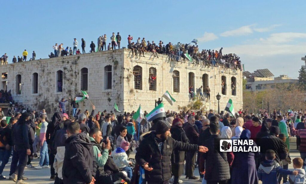 آلاف السوريين في حماة يحتفلون بسقوط النظام - 13 كانون الأول 2024 (عنب بلدي/ إياد عبد الجواد)