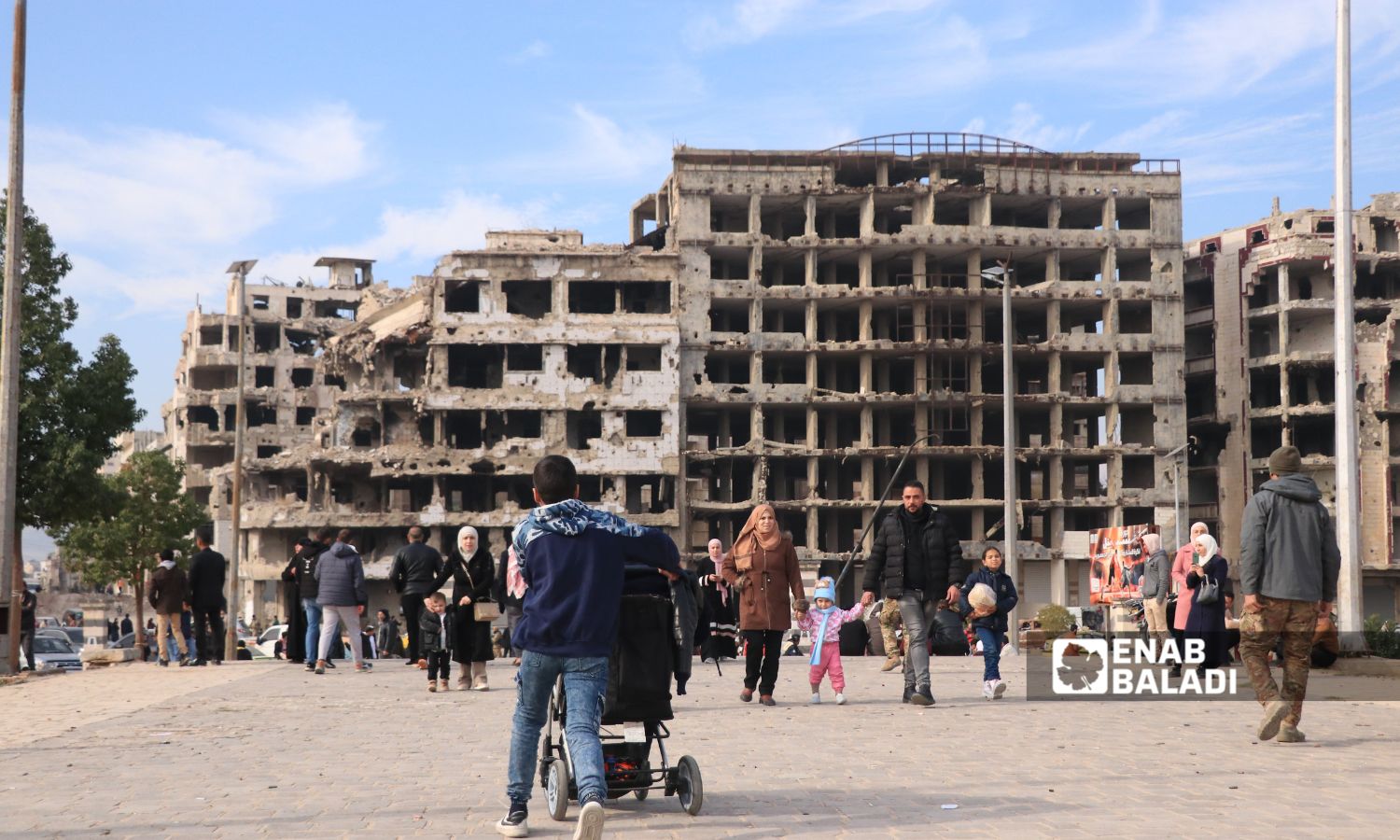 طفل يجر عربة في مدينة حمص - 09 كانون الأول 2024 (عنب بلدي/ وليد الإدلبي)
