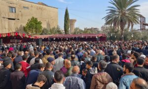 سكان داريا يتجمعون في باحة المدرسة الشرعية لأداء صلاة الغائب على أرواح شهداء الثورة- 20 كانون الأول 2024 (تنسيقية داريا)