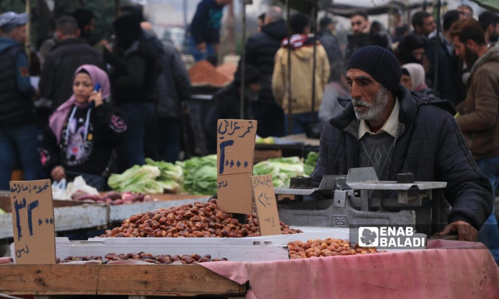 بائع في سوق حي باب جنين بمدينة حلب - 15 كانون الأول 2024 (عنب بلدي/ وليد الإدلبي)