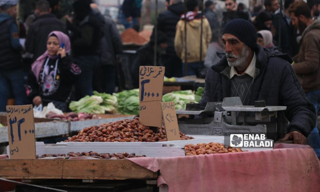 بائع تمور في سوق باب جنين بمدينة حلب- 25 كانون الأول 2024 (عنب بلدي)