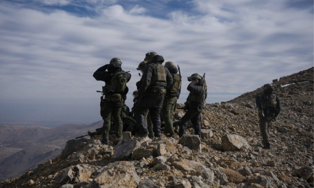 وحدة عسكرية من الجيش الإسرائيلي على الجانب السوري من قمة جبل الشيخ جنوبي سوريا- 9 من كانون الأول 2024 (أفيخاي أدرعي/ إكس)