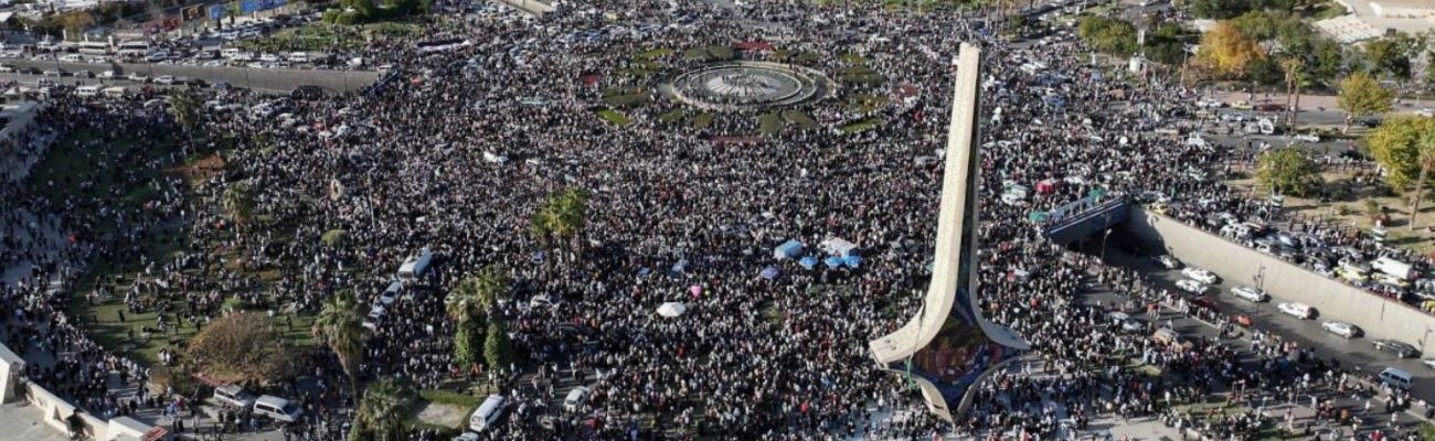 تتجمع حشود من السوريين خلال مظاهرة احتفالية بعد صلاة الجمعة الأولى بعد الإطاحة ببشار الأسد في ساحة الأمويين بدمشق - 13 كانون الأول 2024 (AP /Ghaith Alsayed)