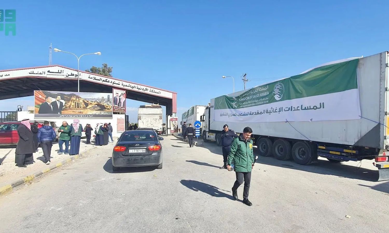 قافلة مساعدات طبية وإغاثية أرسلتها السعودية برًا إلى سوريا عبر معبر نصيب- 6 كانون الثاني 2025 (واس)