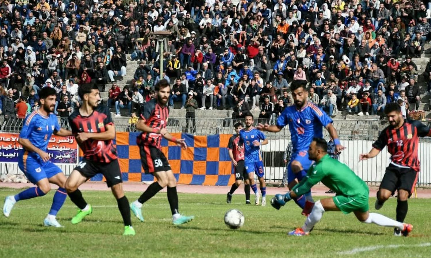 جماهير الكرامة تشجع فريقها خلال مواجهته نادي الجيش في اللاذقية ضمن الدوري السوري- 2 تشرين الأول 2024 (نادي الجيش)