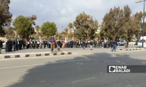 سوريون ينددون بالتوغل الإسرائيلي بمدينة البعث/ السلام بالقنيطرة جنوبي سوريا - 27 من كانون الثاني 2025 (عنب بلدي/ أحمد مثنى)