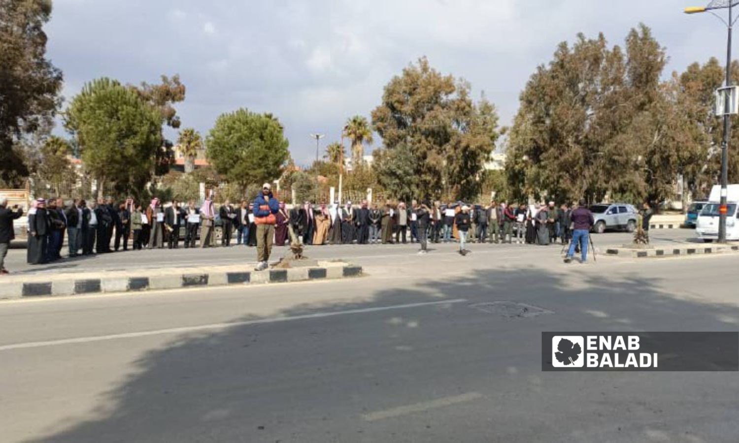 سوريون ينددون بالتوغل الإسرائيلي بمدينة البعث/ السلام بالقنيطرة جنوبي سوريا - 27 من كانون الثاني 2025 (عنب بلدي/ أحمد مثنى)