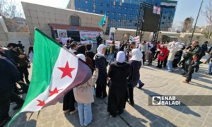 طالب المحتجون بمحاسبة مرتكبي الانتهاكات ورد حقوق المظلومين منهم - 2 شباط 2025 (عنب بلدي/ أنس الخولي)
