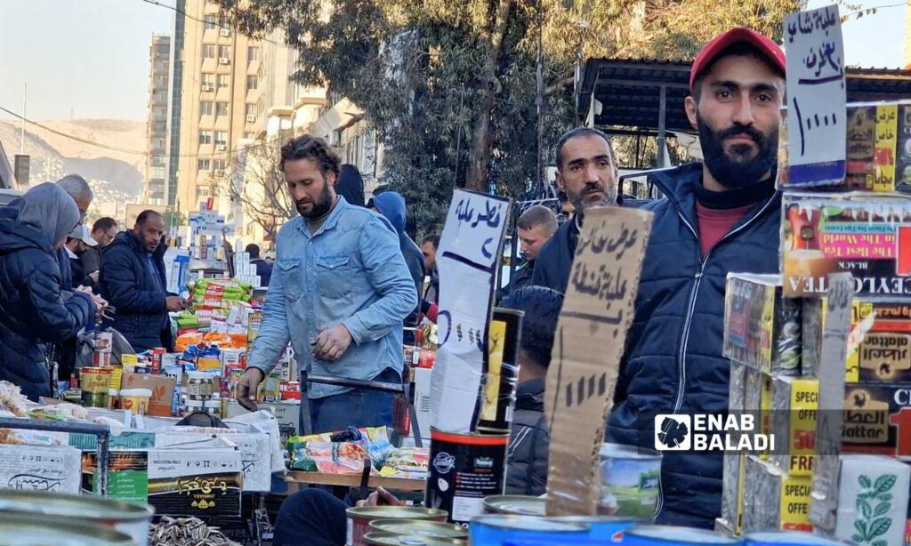 تبيع بسطات تزايد حضورها في شوارع دمشق مواد غذائية أجنبية - كانون الثاني 2025 (عنب بلدي/ أنس الخولي)