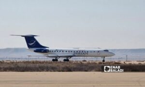 وصول طائرة مدنية إلى مطار دير الزور في أول رحلة تجريبية بعد سقوط النظام السوري - 2 شباط 2025 (عنب بلدي/ عبادة الشيخ)