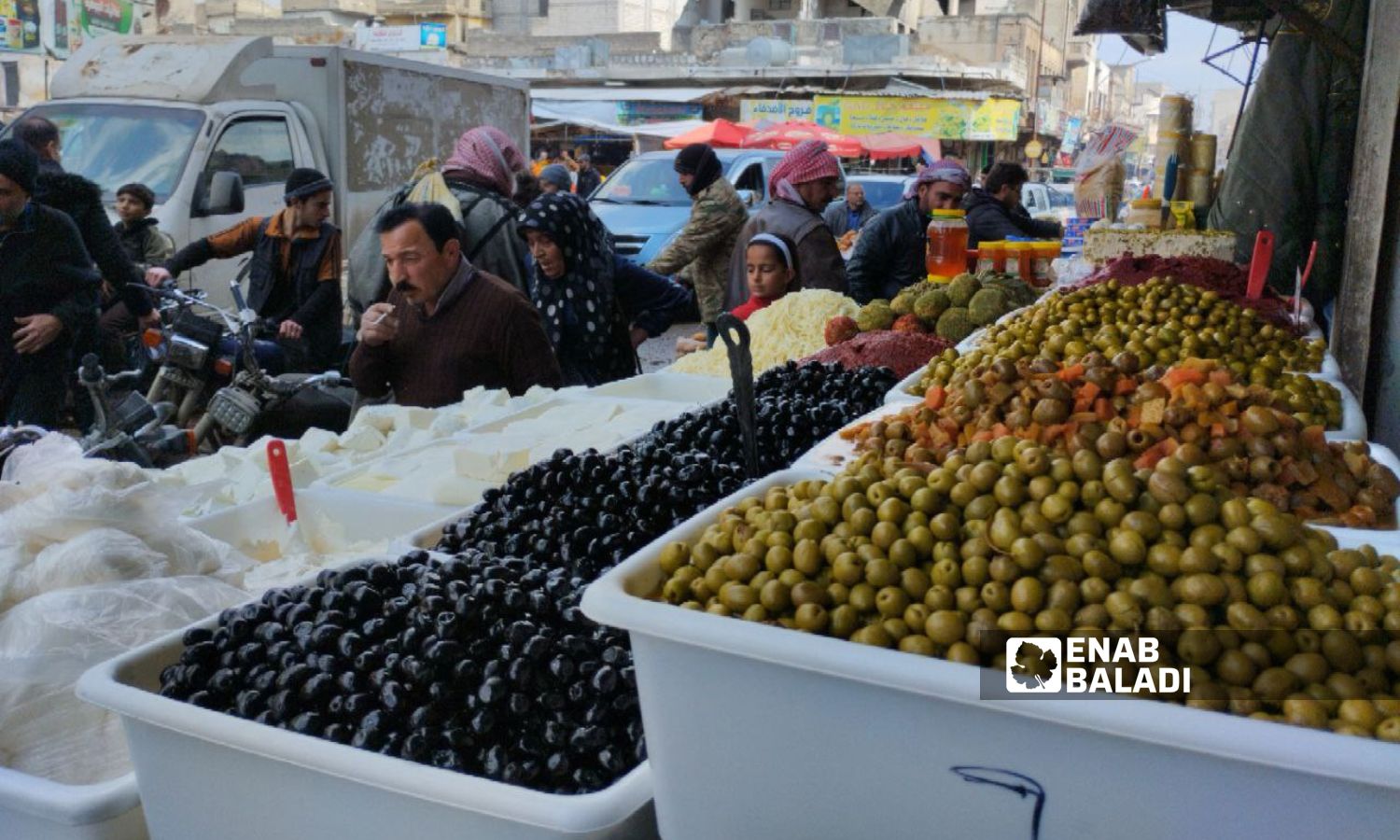 وصف تجار الإقبال "بالضعيف" لعدم قدرة الأهالي ماليًا في مدينة إدلب - 28 شباط 2025 (عنب بلدي/ سماح علوش)