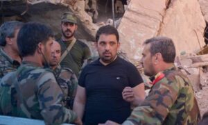 فادي صقر (الثاني من اليمين) أحد قادة "ميليشيا" الدفاع الوطني والمتهم بالمشاركة في ارتكاب مجزرة التضامن بدمشق - 6 من شباط 2025 (منصات التواصل)