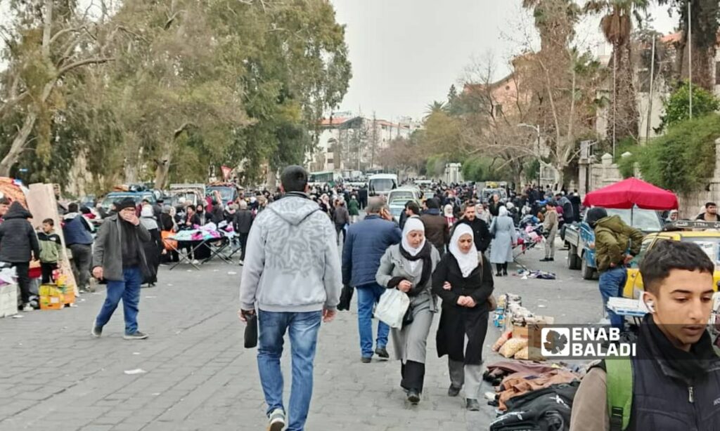 انتشار البسطات في منطقة جسر الرئيس بدمشق 9 شباط 2025 (عنب بلدي_عمر علاء الدين)