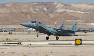 مقاتلة إسرائيلية حربية من طراز "F-15" في قاعدة "عوفدا" الجوية الإسرائيلية- تشرين الأول 2024 (AFP)