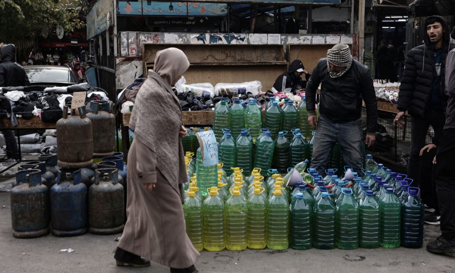 لجأ كثير من السوريين إلى العمل على البسطات للتكيف مع الحالة الاقتصادية - 28 كانون الأول 2024 (رويترز)