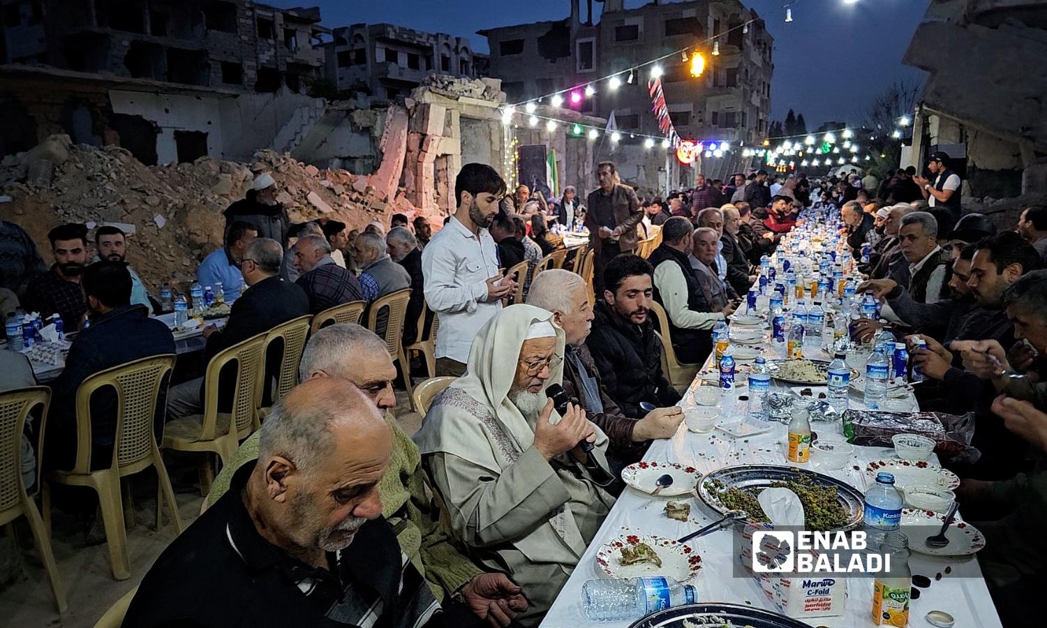 إفطار جماعي بين أنقاض حي جوبر بدمشق - 19 آذار 2025 (عنب بلدي/ أحمد مسلماني)