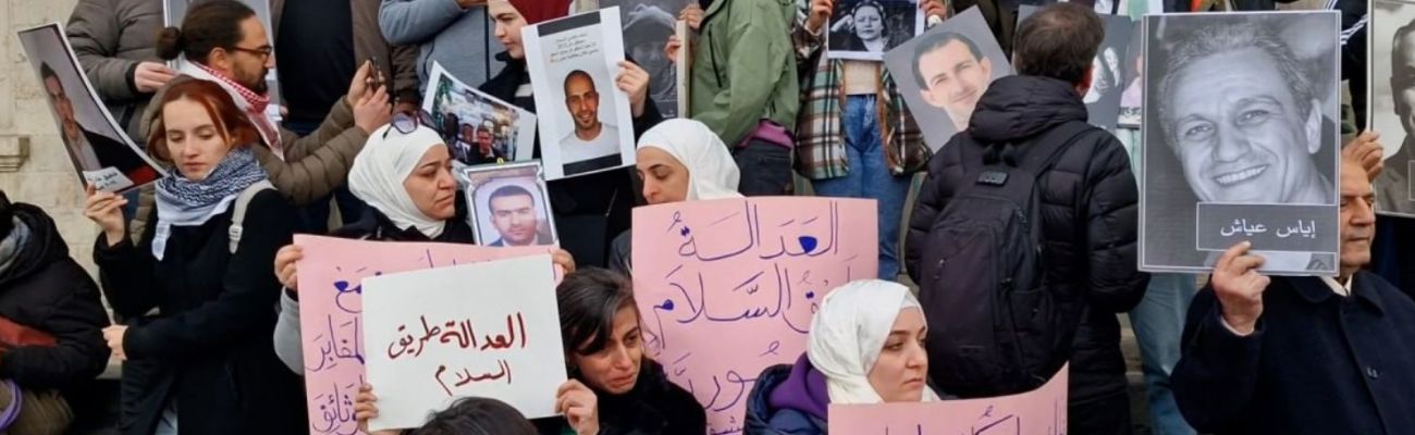 ناشطون وذوو معتقلين يتنظرون الكشف عن مصير المعتقلين في سجون النظام اسوري السابق - 27 كانون الأول 2024 (أنس الخولي / عنب بلدي)