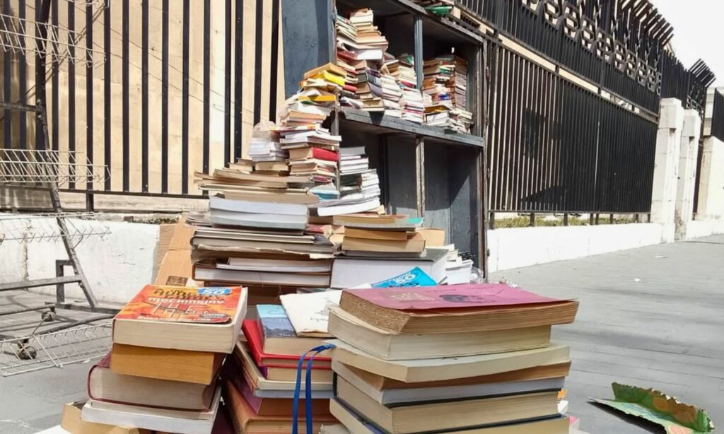 بسطة كتب قرب جسر الحرية في دمشق في أثناء حملة لإزالة البسطات - 26 آذار 2025 (مكتبة الفارس/ فيس بوك)