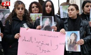 وقفة لعدد من الأهالي في السويداء للمطالبة بوقف الجرائم بذريعة الدفاع عن الشرف ومحاسبة الجناة - 21 كانون الثاني 2025 (السويداء 24)