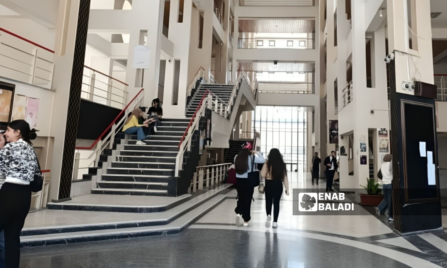 داخل مبنى كلية الإعلام في جامعة دمشق، في 28 نيسان 2025، (عنب بلدي/ أمير حقوق).