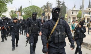 عرض عسكري لقوات إدارة الأمن العام في مدينة إدلب خلال فعاليات الاحتفال بيوم ذكرى تحرير المدينة - 29 آذار 2025 (وزارة الداخلية)
