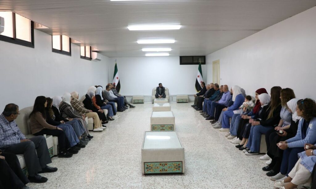 وزير العدل السوري يجتمع مع موظفين في وزارة العدل - 8 من نيسان 2025 (وزارة العدل السورية)