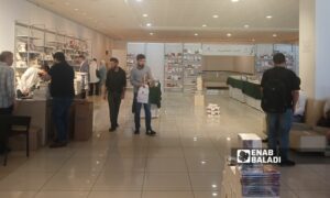 زوار داخل صالة معرض "كتب المركز العربي واصداراته بدمشق" - 28 نيسان 2025 (عنب بلدي/مارينا مرهج)