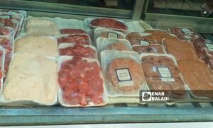 أحد محال بيع اللحوم المجمدة في سوق باب سريجة- في 23نيسان 2025 (عنب بلدي/أمير حقوق).