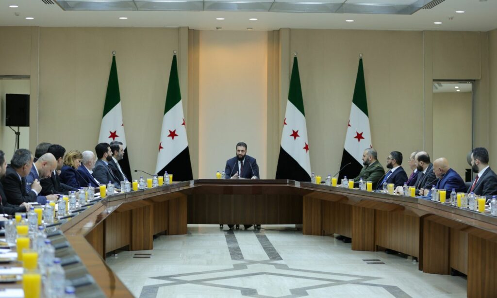 الرئيس السوري في المرحلة الانتقالية أحمد الشرع في أول اجتماع مع الحكومة السورية الجديدة - 7 نيسان 2025 (سانا)