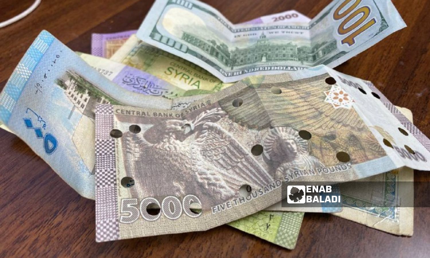 العملة المزورة تنتشر في سوريا 5 أيار - 2025 (عنب بلدي/ زينب ضوا)